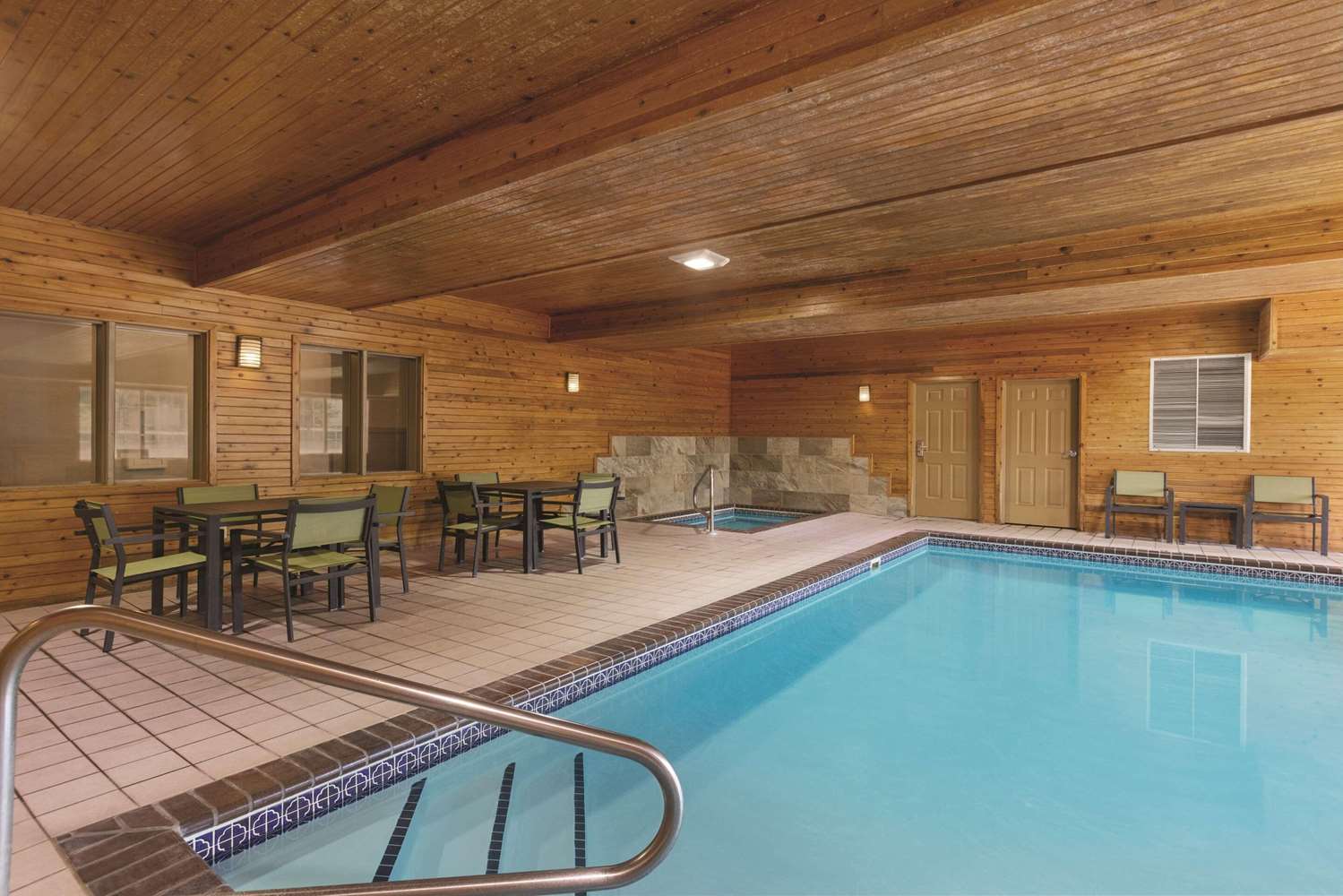 Country Inn & Suites by Radisson, Albert Lea - Austin 15/35