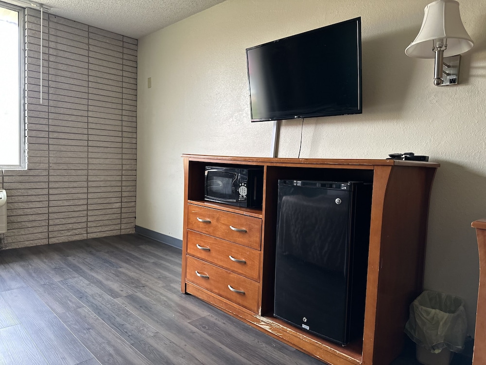 Americas Best Value Inn Salina 5/28