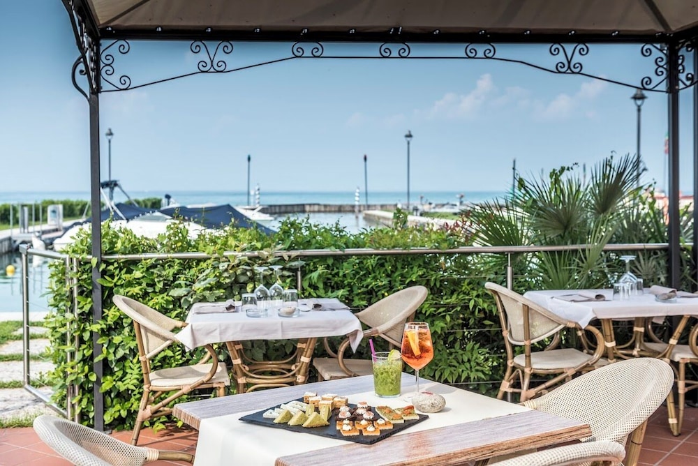 Yachting Hotel Mistral 58/79