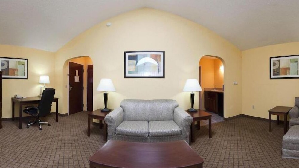 Holiday Inn Express Hotel & Suites Milton East I-10 52/73