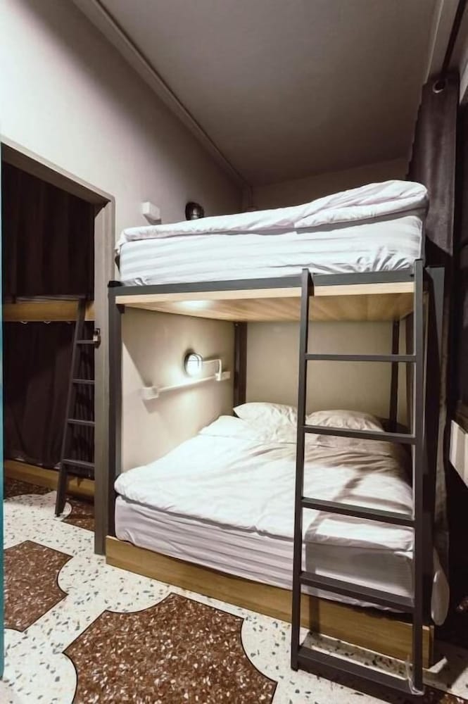 Merge Hostel 24/53