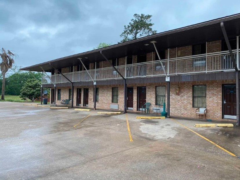 OYO Pinewood Inn & Suites Silsbee main