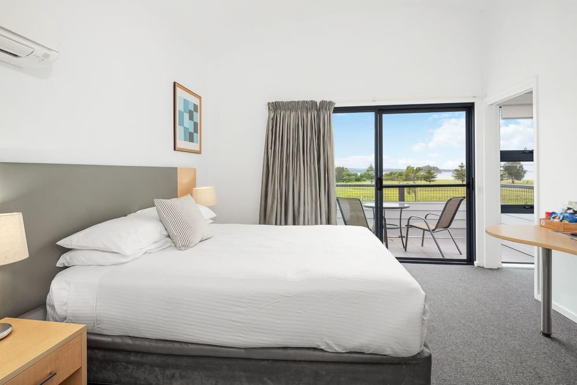 Studio, Suite, Queen Bed, Bay View, Inner Stair Access Only