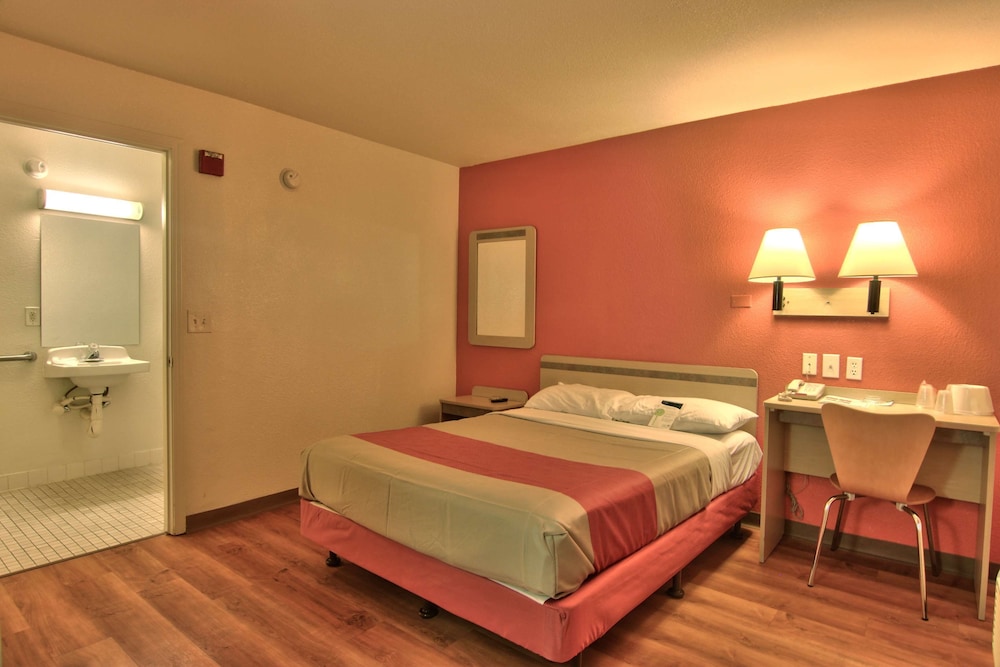Motel6 Sacramento, CA - North 33/59