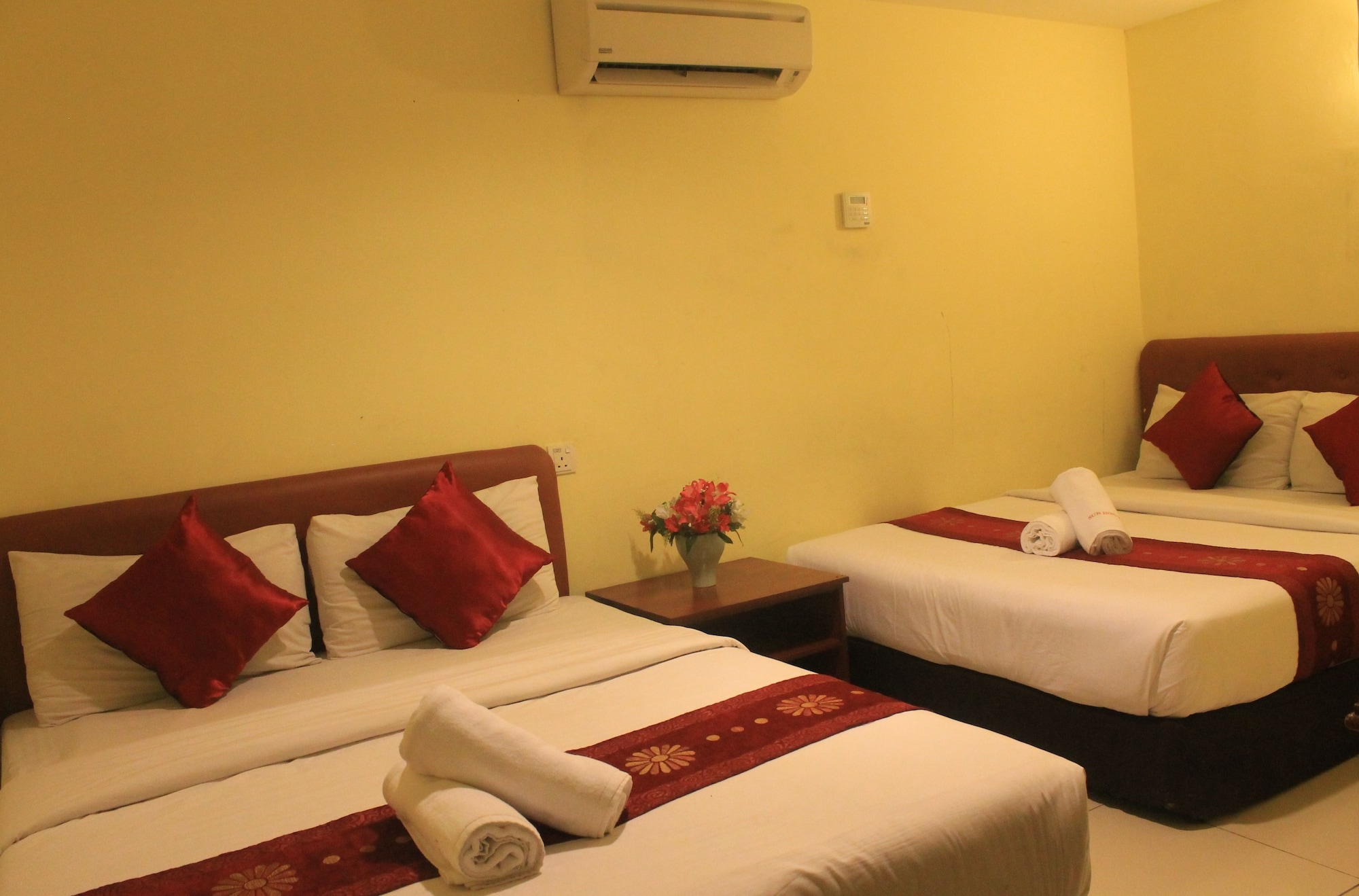 Family 4, Queen and Twin Beds