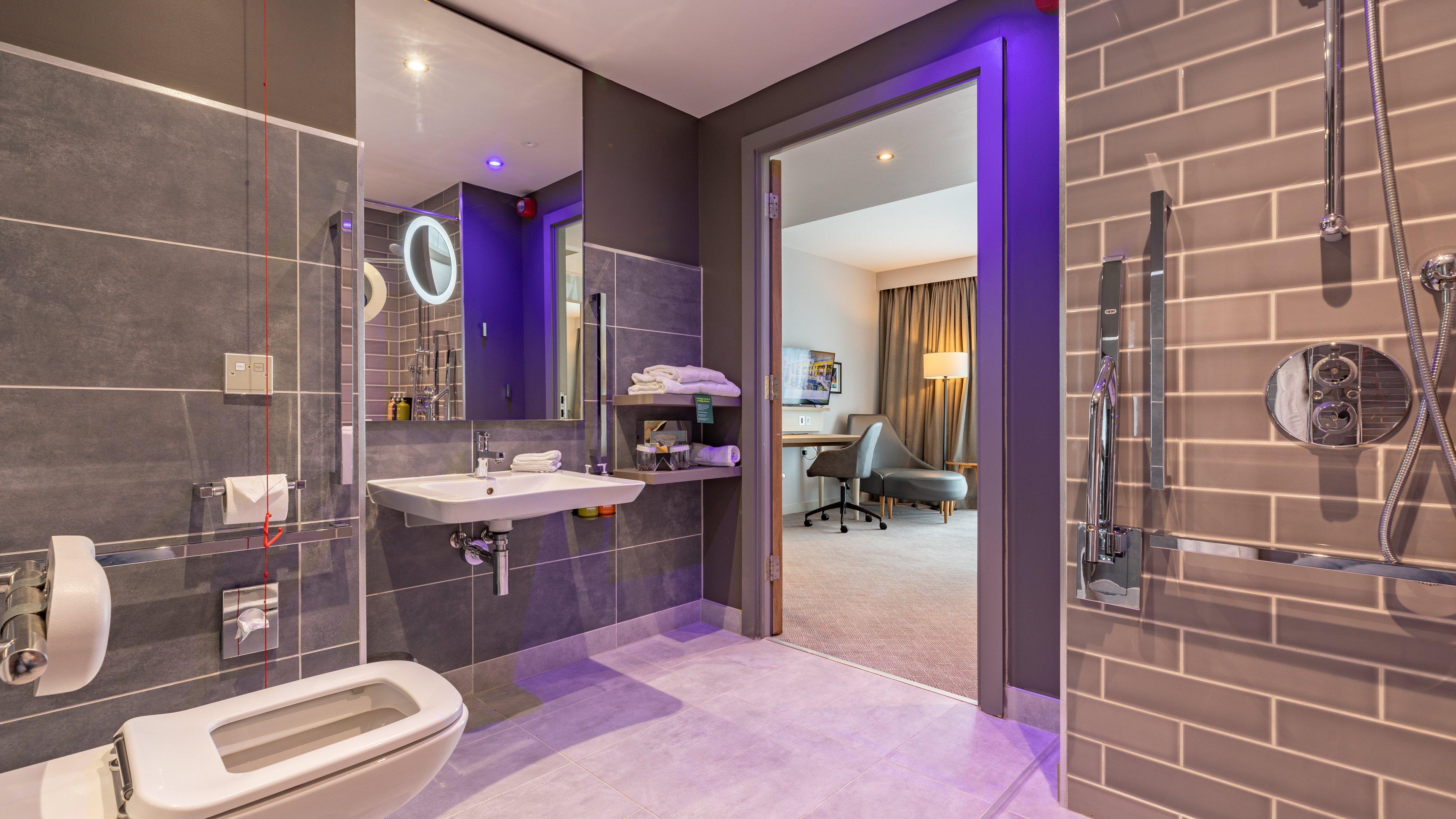 غرفة بريميوم بسرير مزدوج لذوي الإعاقة، Holiday Inn Manchester - City Centre 6/7