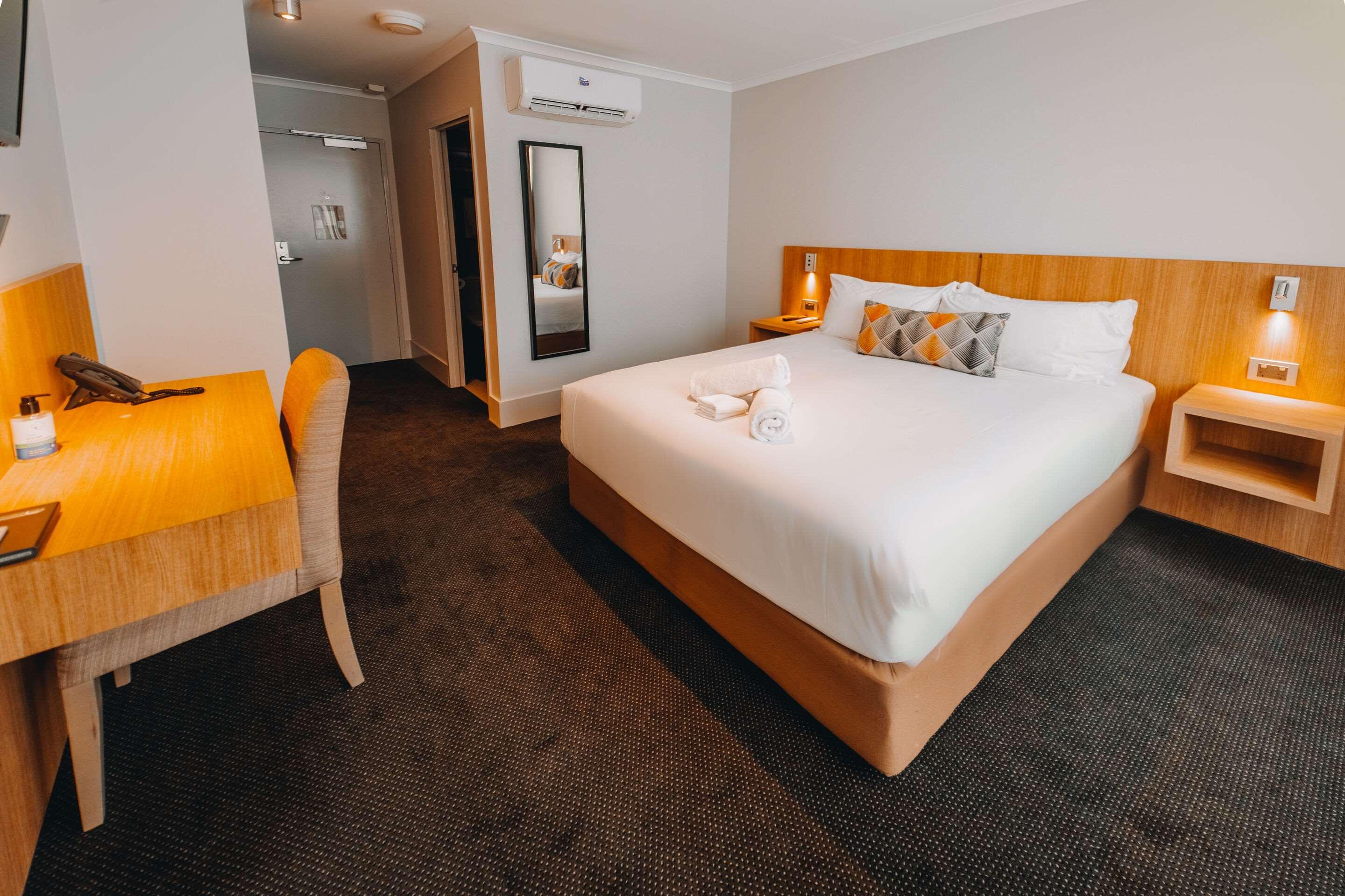 ROOM, QUEEN BED