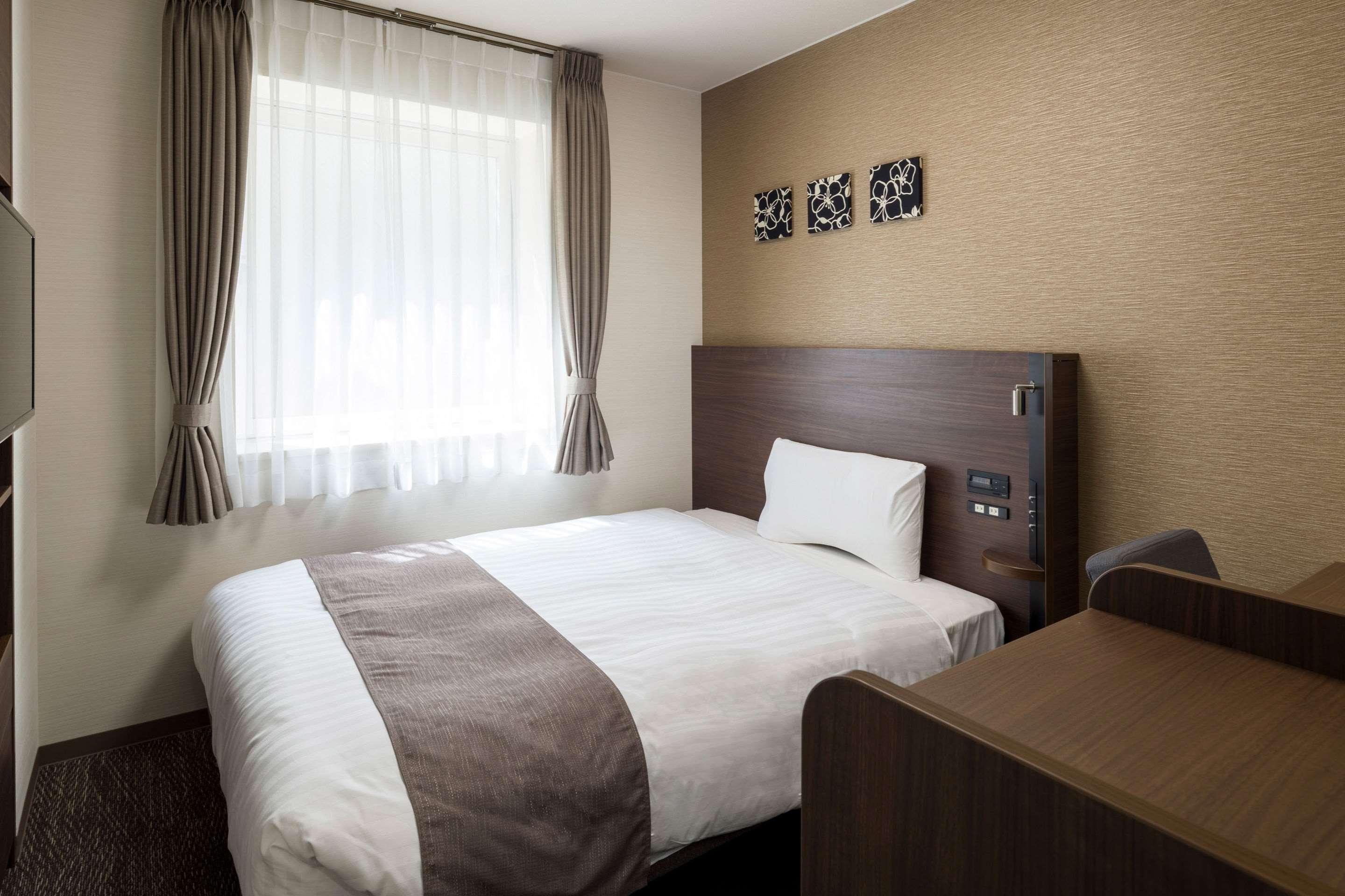 ROOM, DOUBLE BED