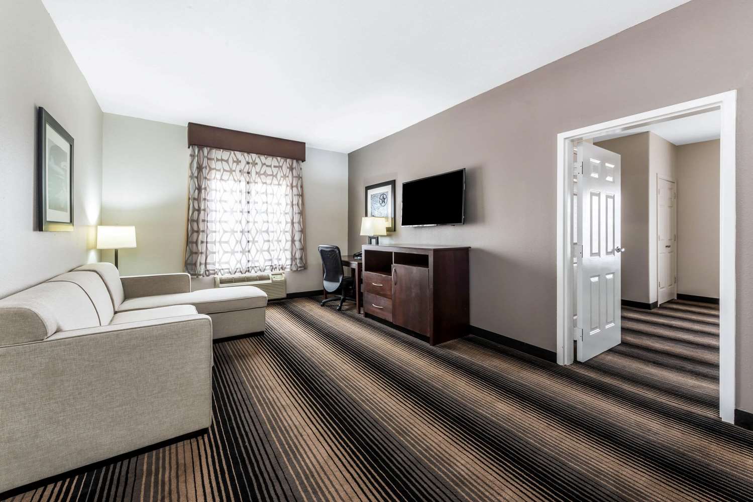La Quinta Inn & Suites by Wyndham Orange 36/56