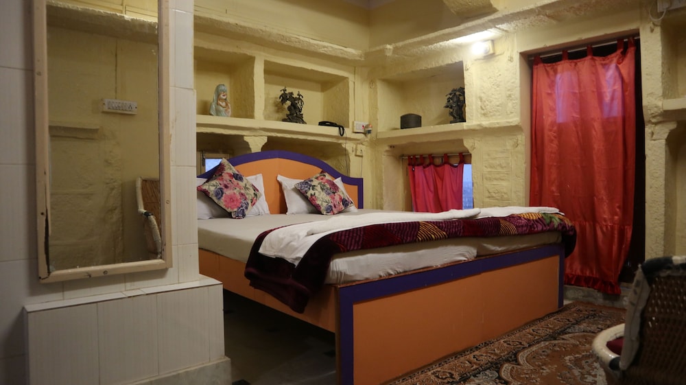 Vista Rooms at Old Royal Palace 11/38