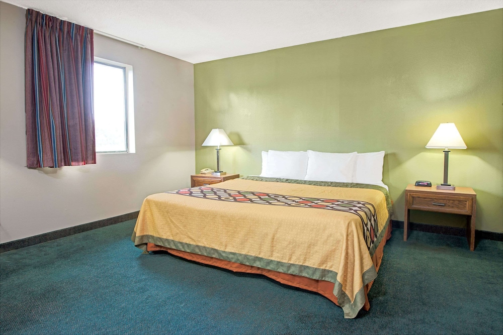 Super 8 by Wyndham Eureka/Six Flags Nearby 8/19