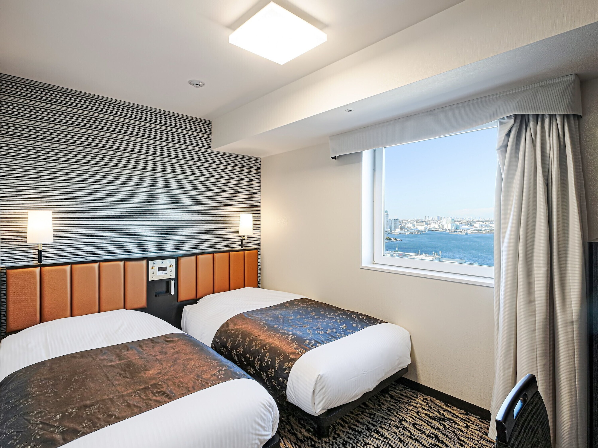 Universal, Twin Beds