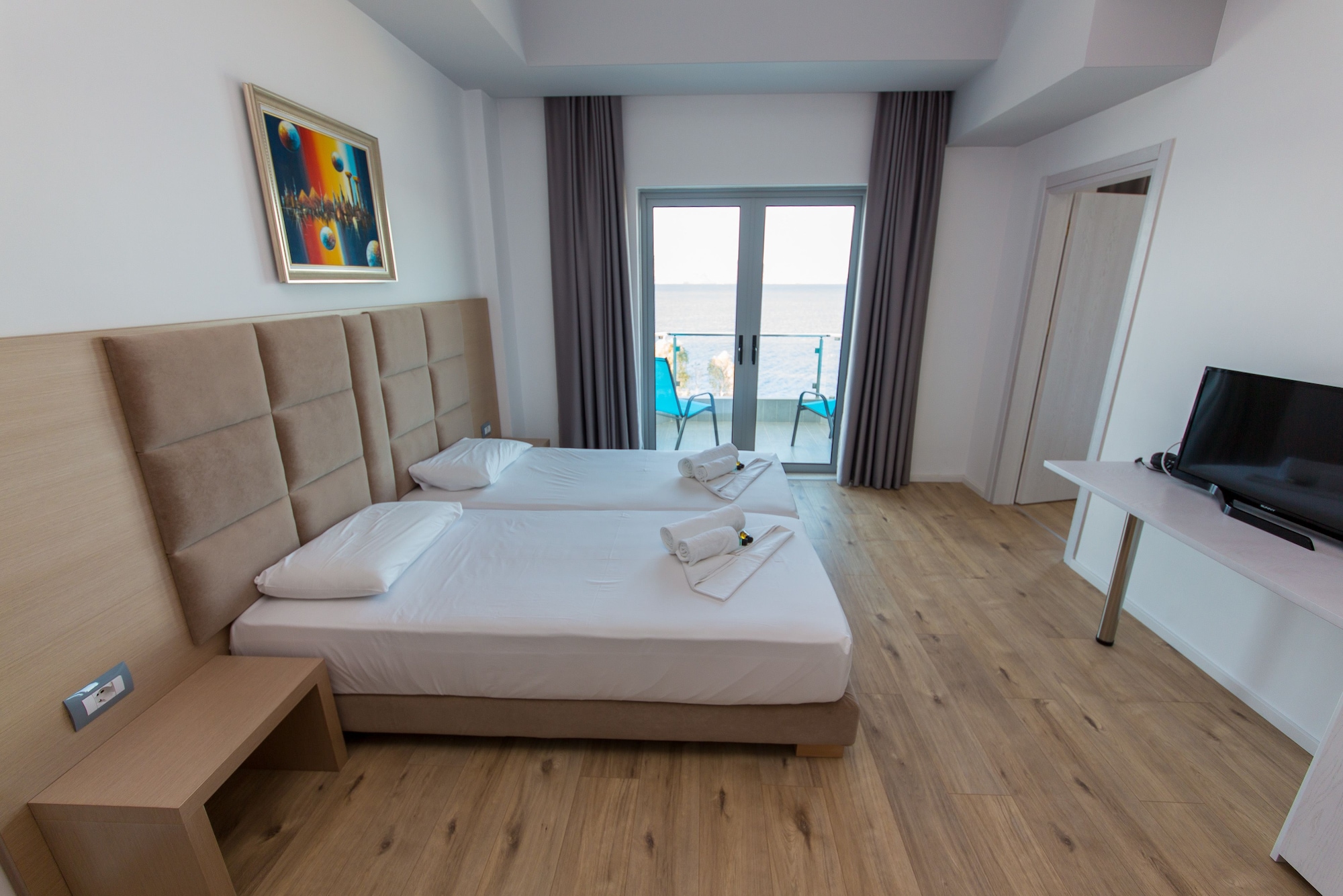 غرفة عائلية بسرير كوين وسريرين منفصلين بإطلالة على البحر بشرفة بغرفتي نوم، Hotel Saranda Palace 5/10