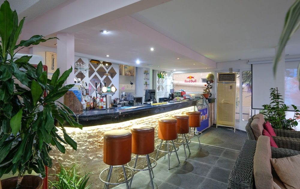 Flamingo Beach Hotel 10/35
