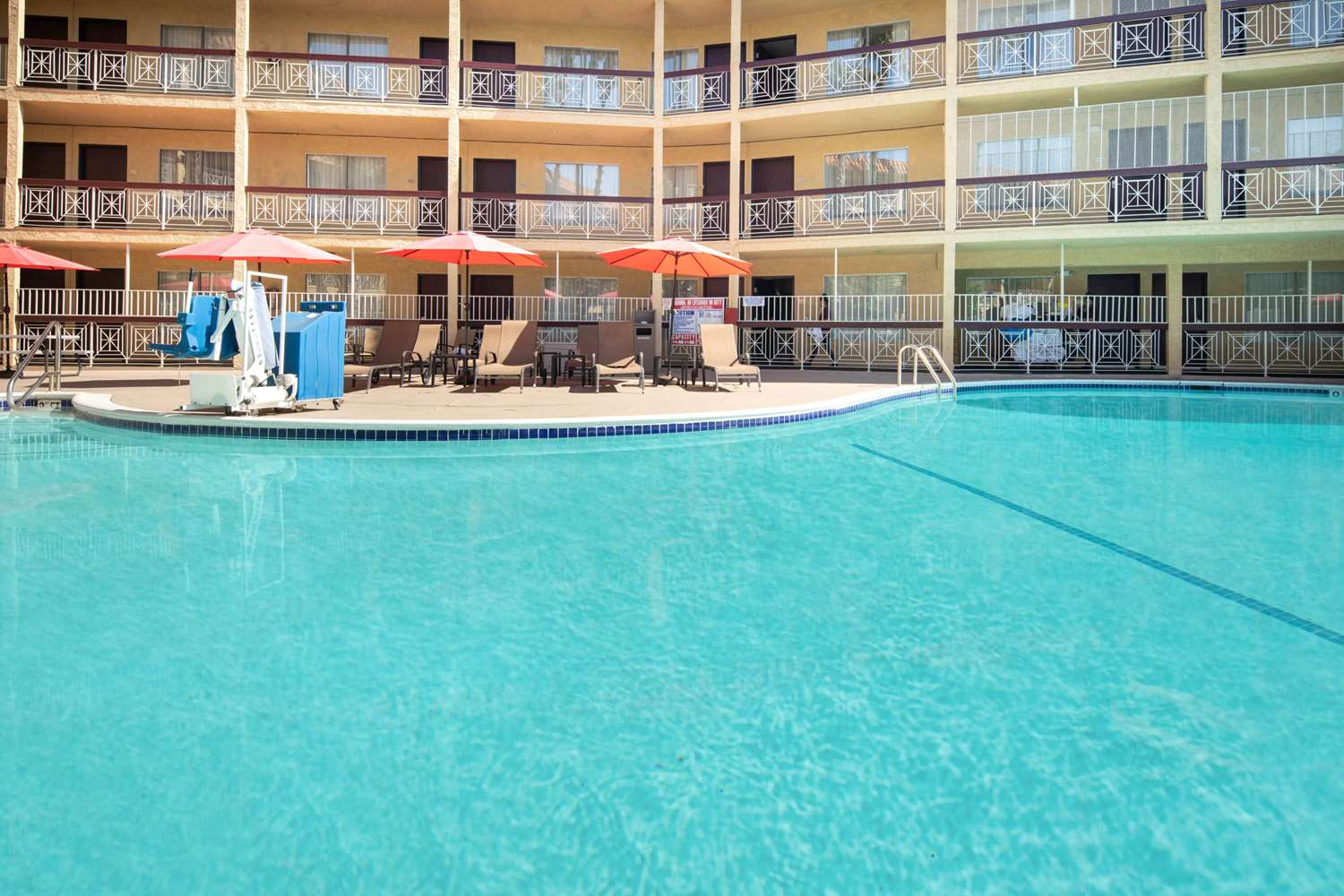 Ramada by Wyndham Burbank Airport 45/51