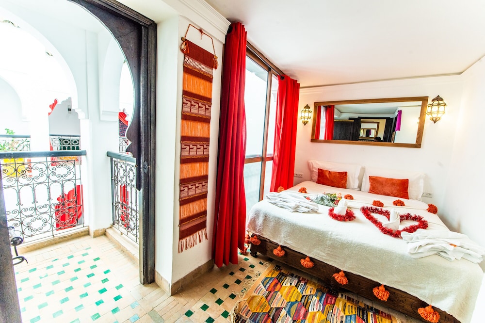 ROMANTIC, TWIN BEDS