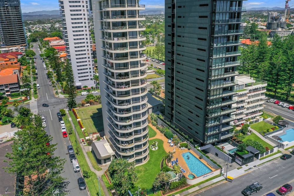 Boulevard North Holiday Apartments 67/77