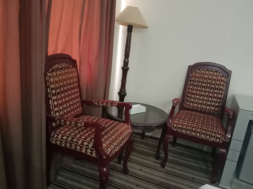 Al Commodore Hotel 25/40