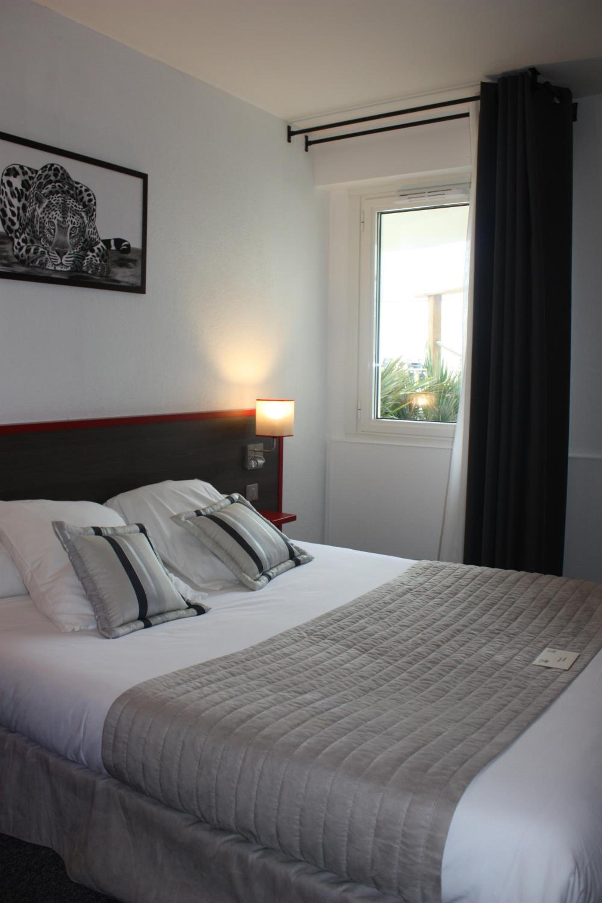 Room, Double Bed, Pool View, Low Floor