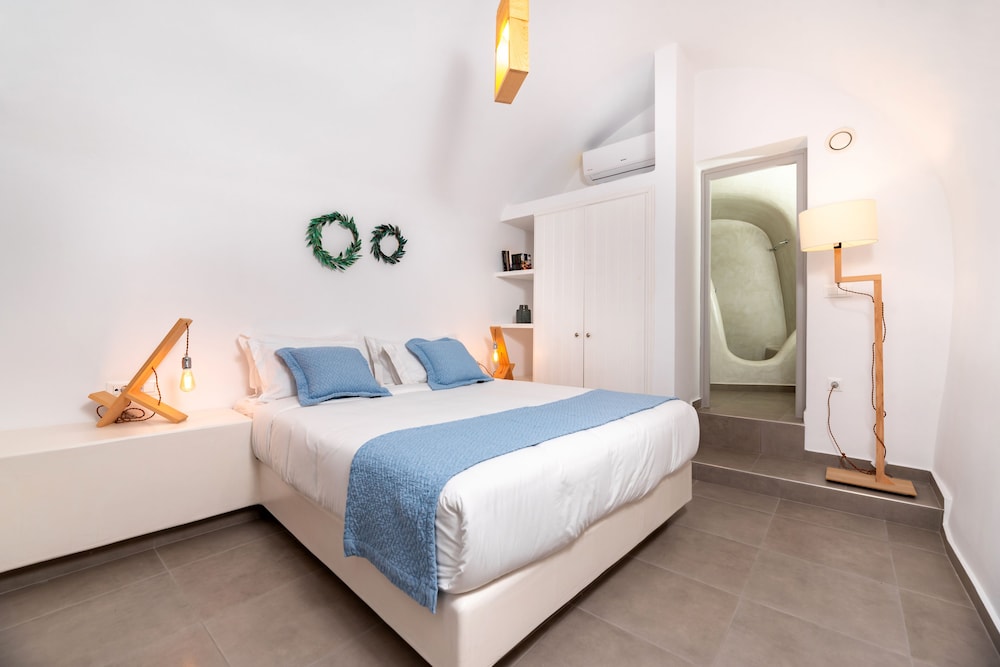Santorini Caves 7/50