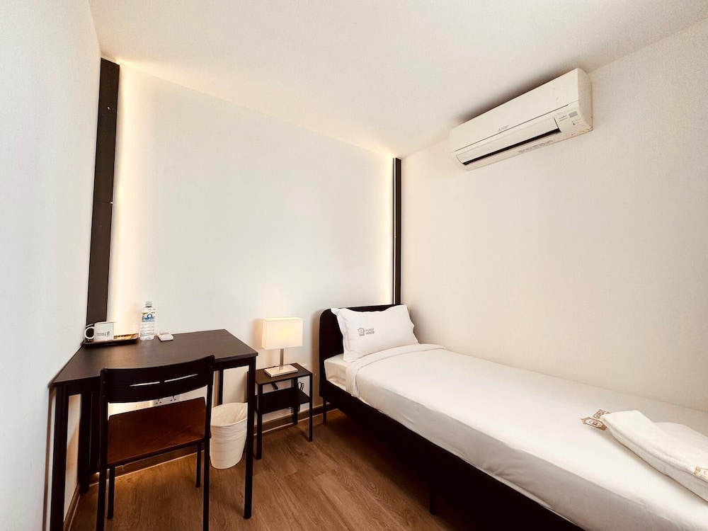 ROOM, SINGLE