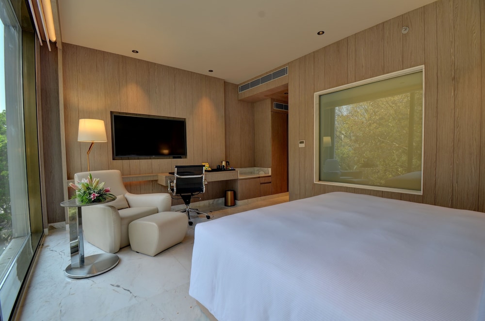 DELUXE, DOUBLE BED