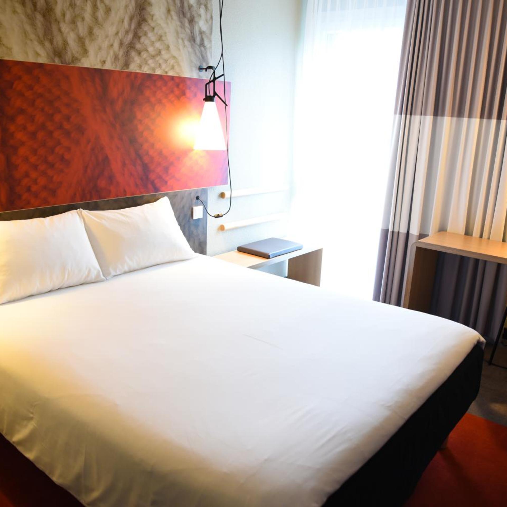 غرفة بسرير كينج