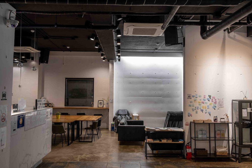 Canvas Hostel 46/54