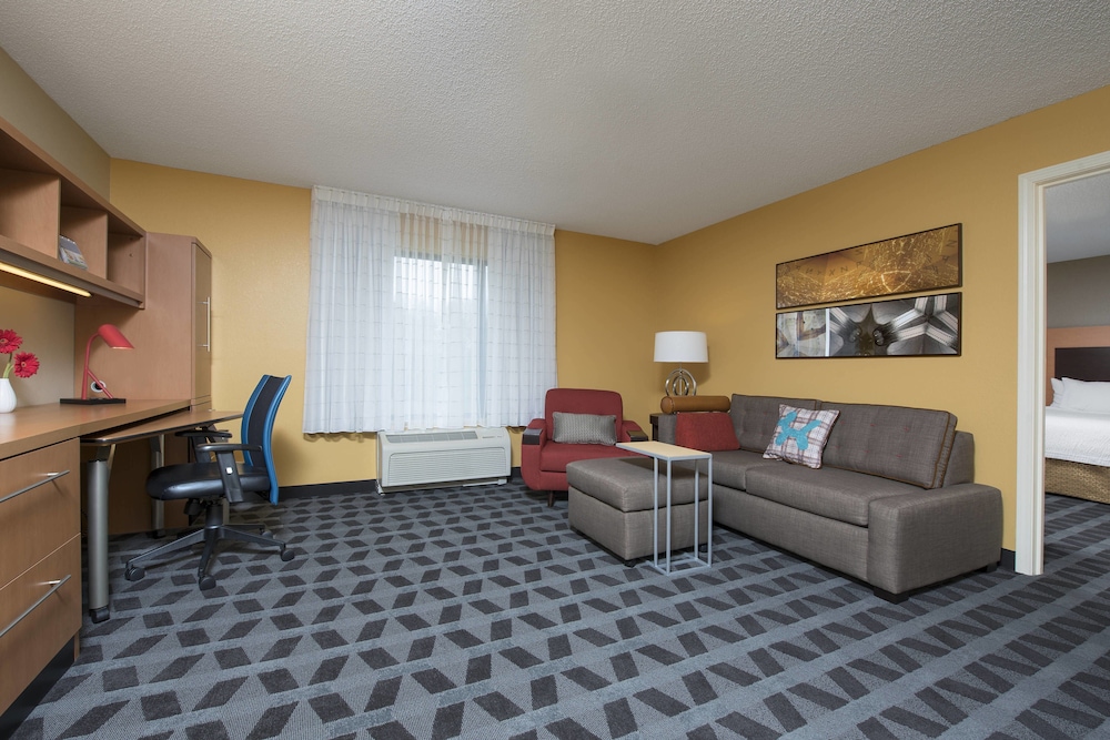 TownePlace Suites by Marriott Kalamazoo 18/24