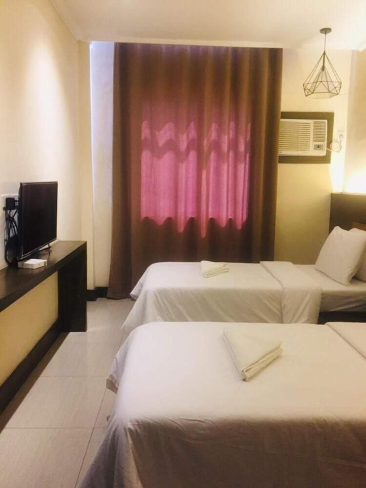 Leux Hotel 17/40