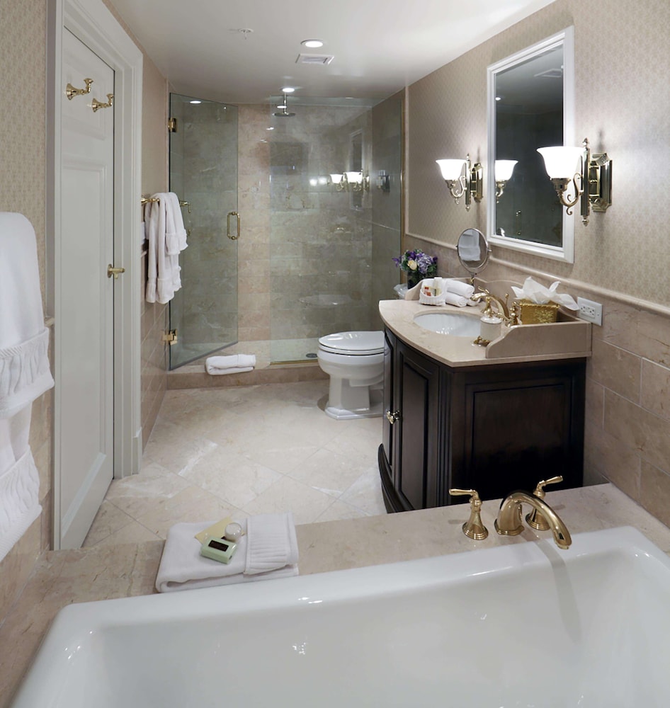 Madison Beach Hotel, Curio Collection by Hilton 29/88