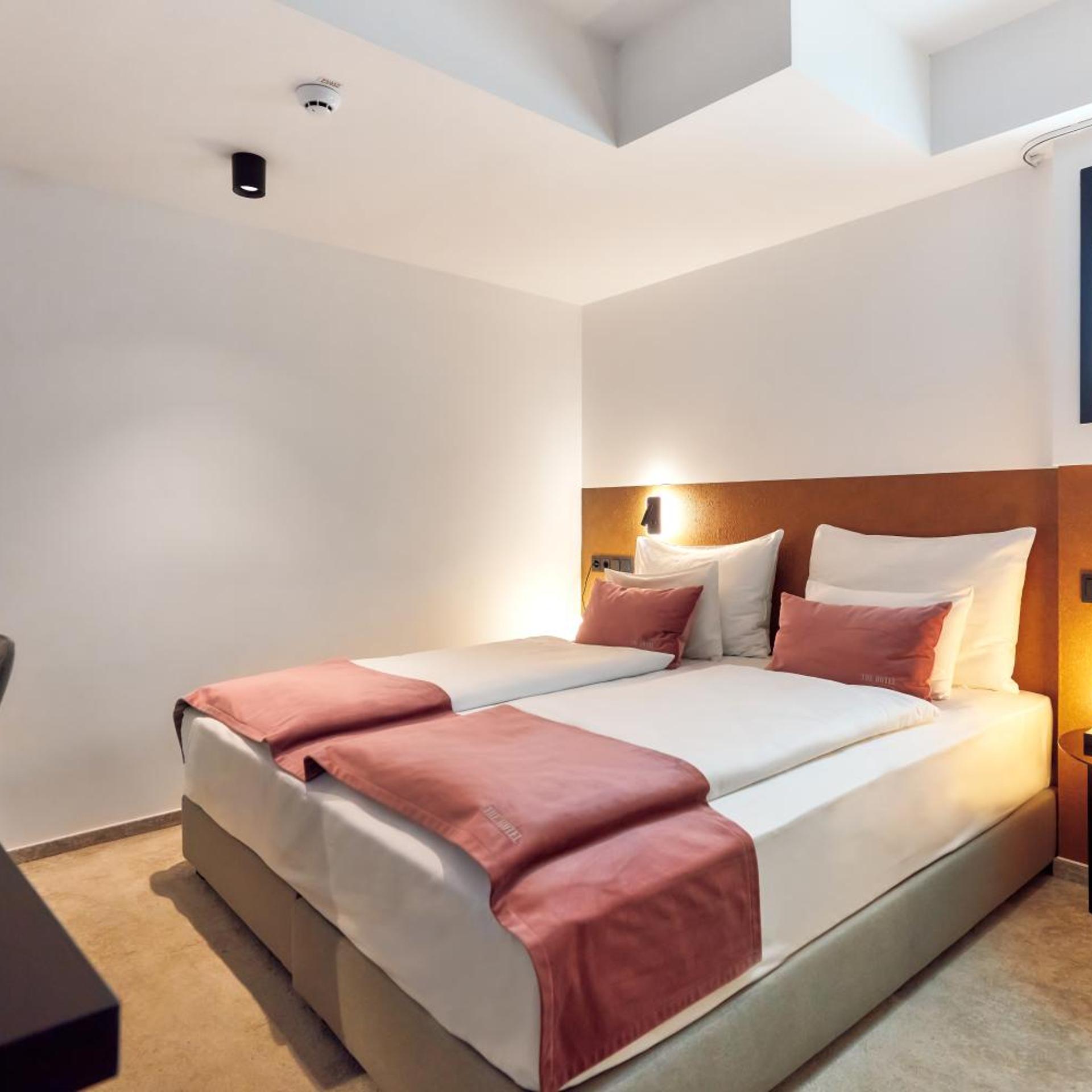ROOM, DOUBLE BED, NO WINDOW