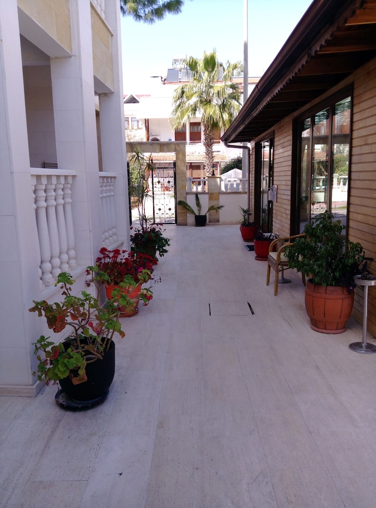 Dinara Hotel 59/66