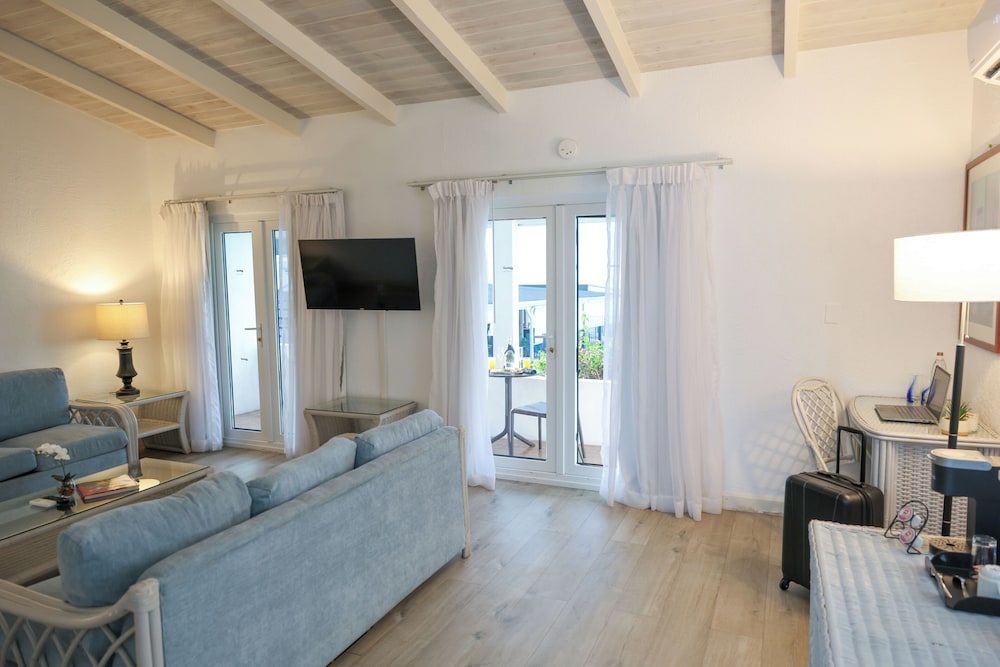 TRADE WINDS HOTEL 48/69