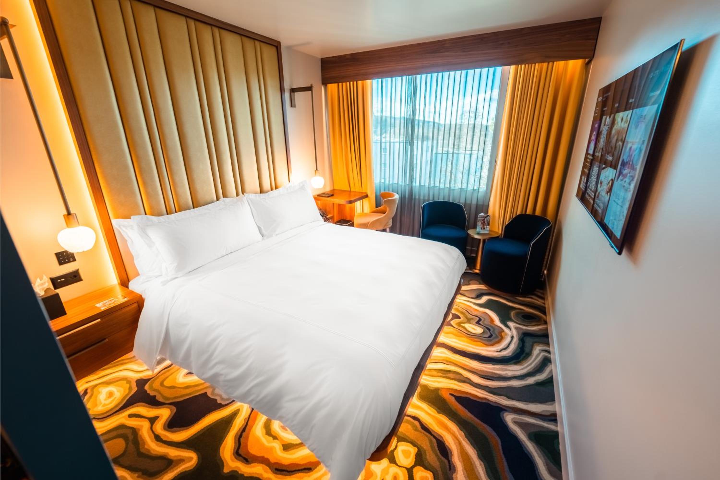 Superior, Queen Bed, East Wing