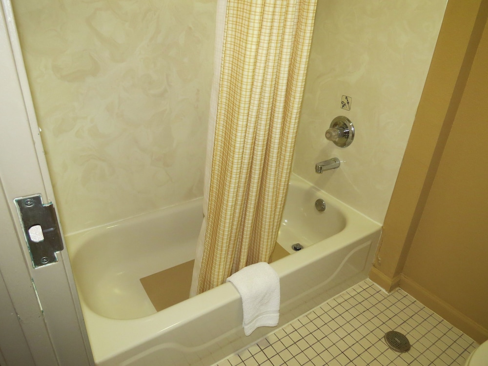 First Western Inn Caseyville 48/48