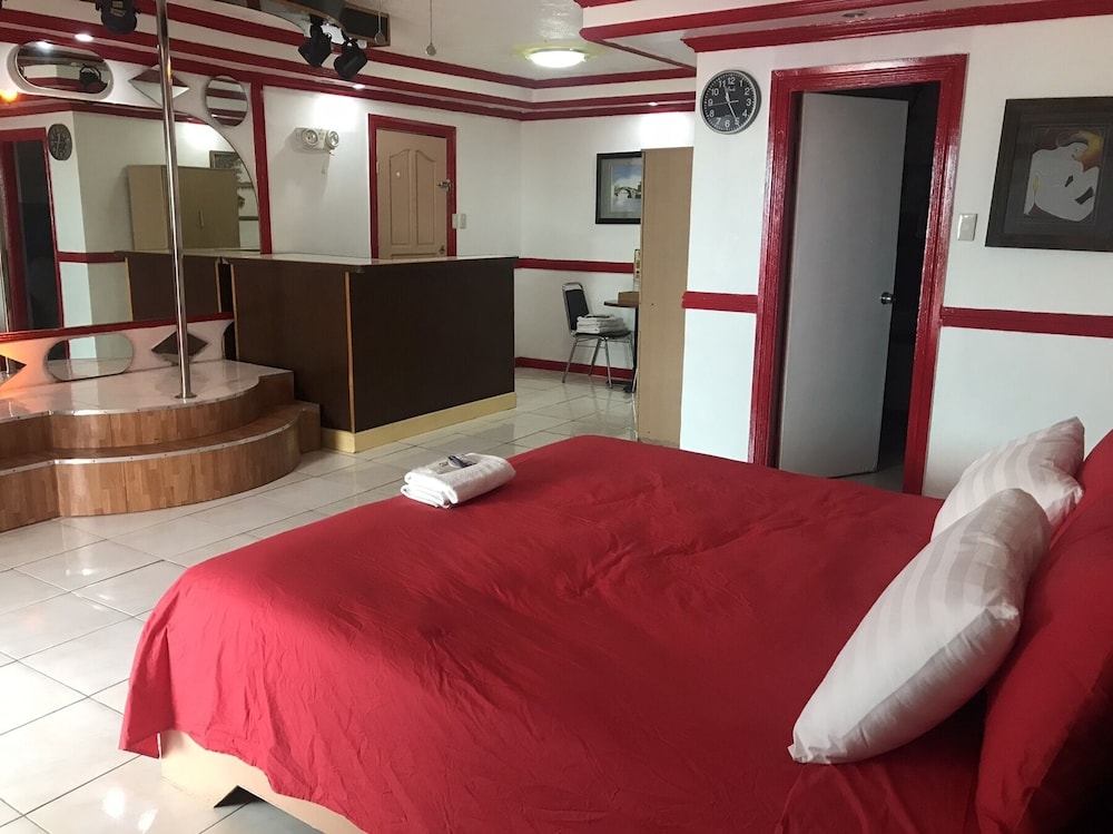 EXECUTIVE, KING BED, POOL VIEW