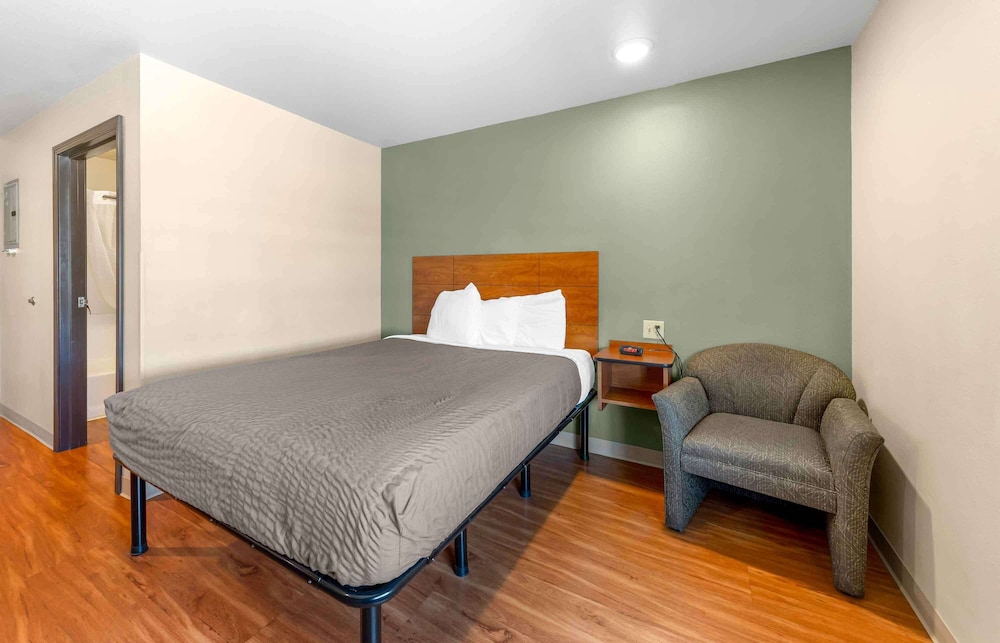 STUDIO, QUEEN BED