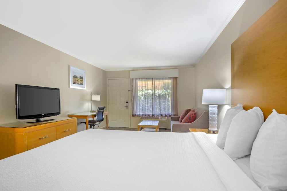 Standard, King Bed, Exterior Entrance