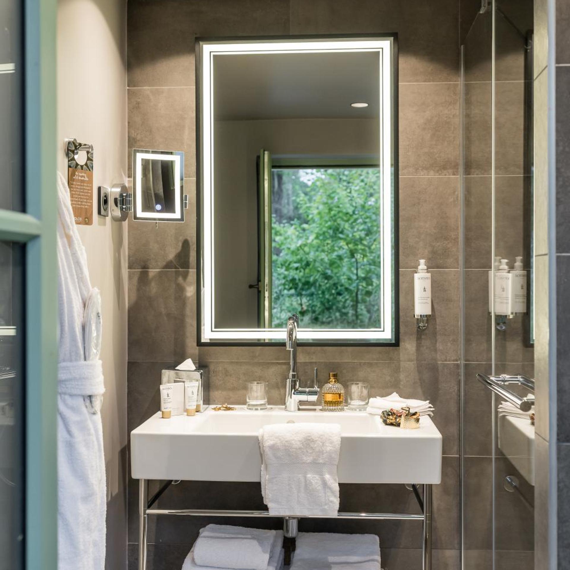 Spa, Classic, Queen Bed، Dolce by Wyndham Versailles - Domaine du Montcel 4/7