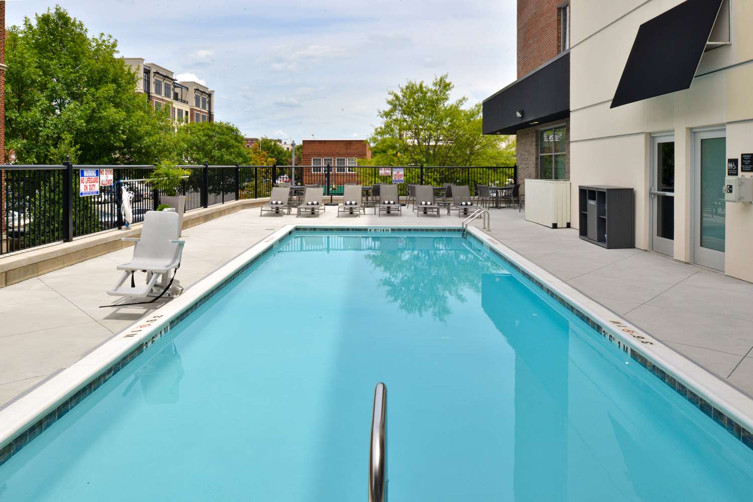 Hampton Inn & Suites Greensboro Downtown 23/25