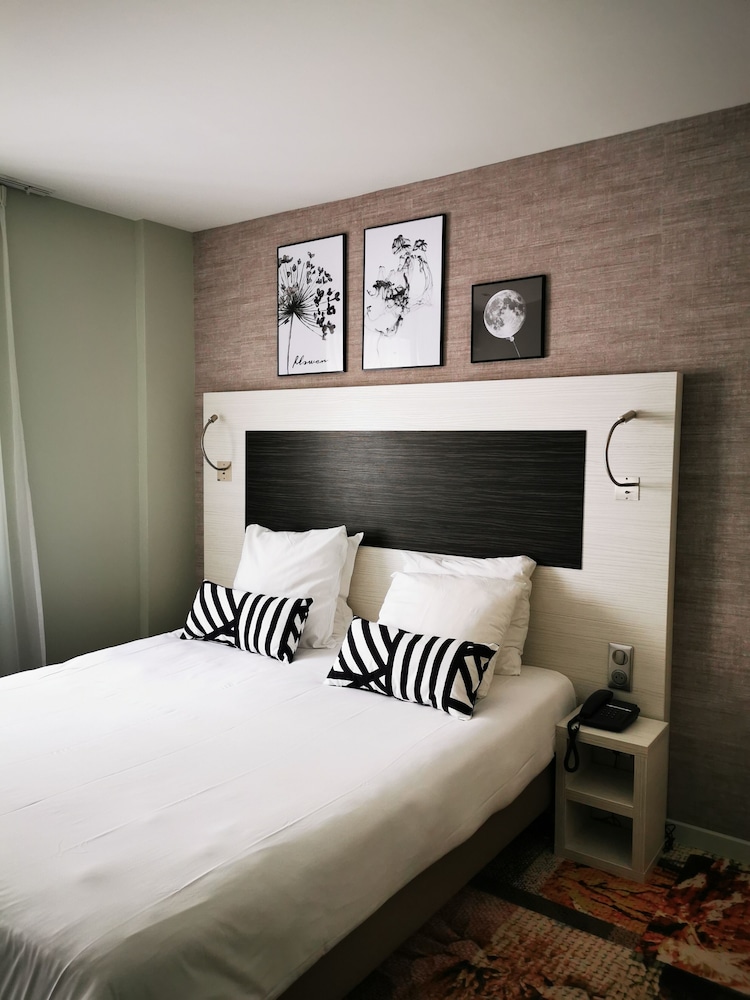 ROOM, DOUBLE BED
