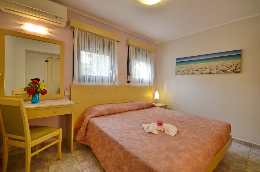 Emporios Bay Hotel 36/64