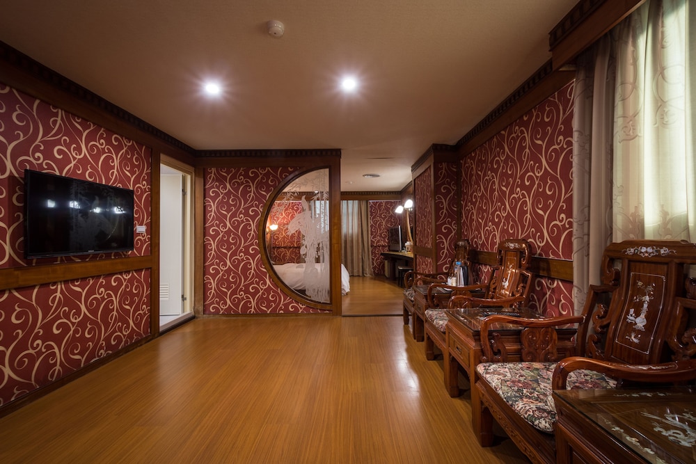 Golden Phoenix Hotel 35/43