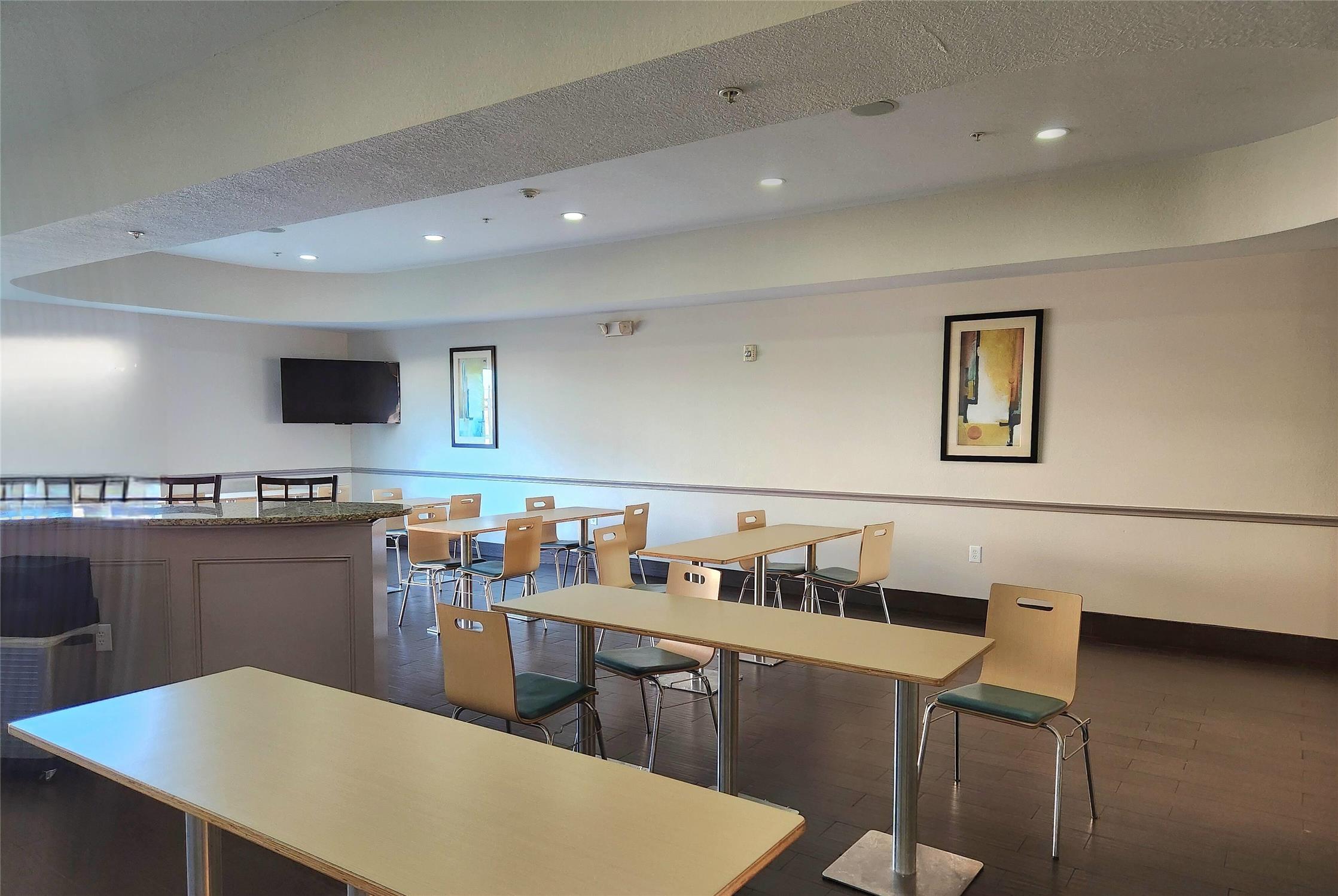 Days Inn and Suites by Wyndham Houston / West Energy Corridor 24/36
