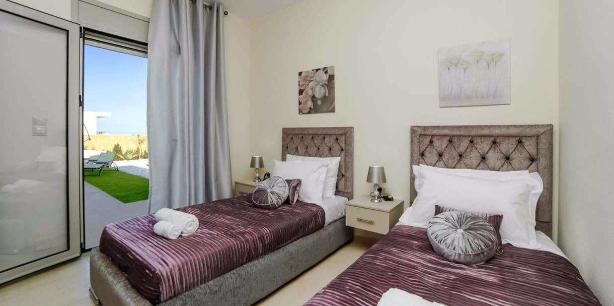 غرفة بسرير كينج وسريرين كوين بإطلالة على البحر بـ4 غرف نوم، Aroma Villas 3/8
