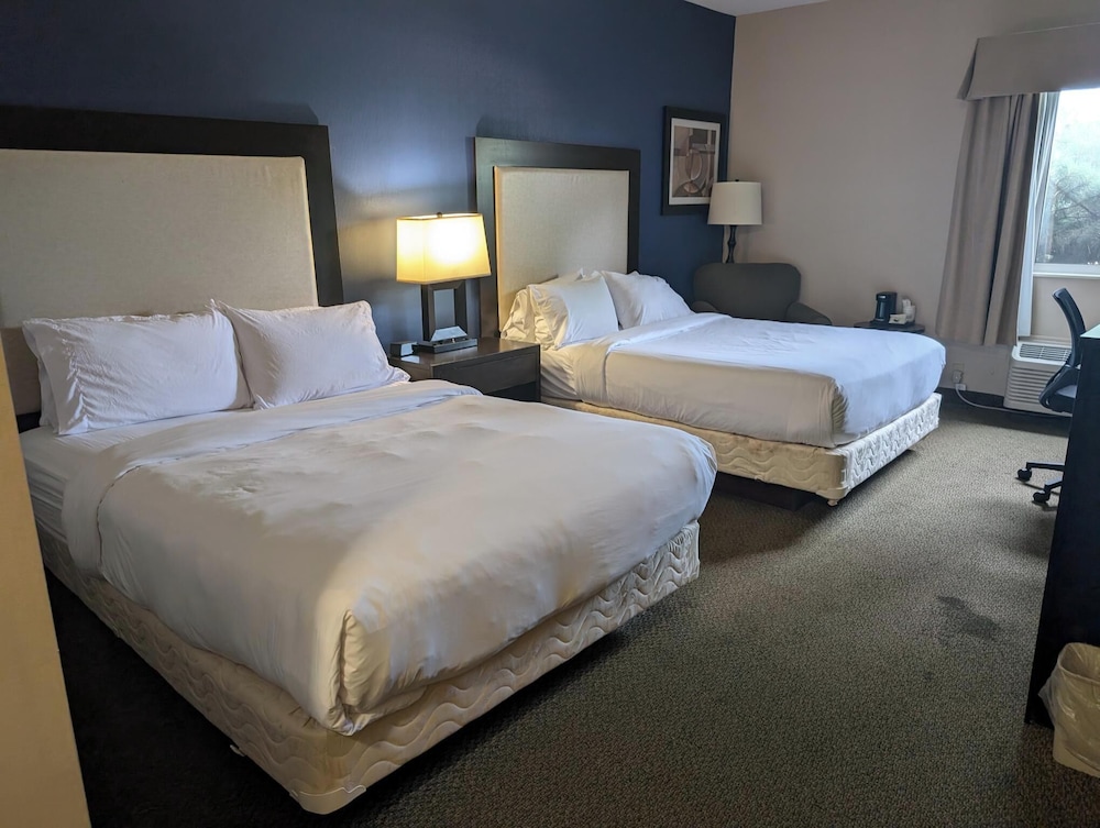Wingate by Wyndham Ashland 8/24