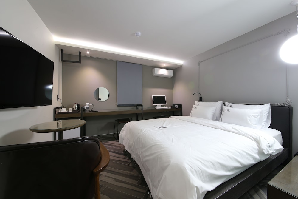 Avenue Hotel 7/41