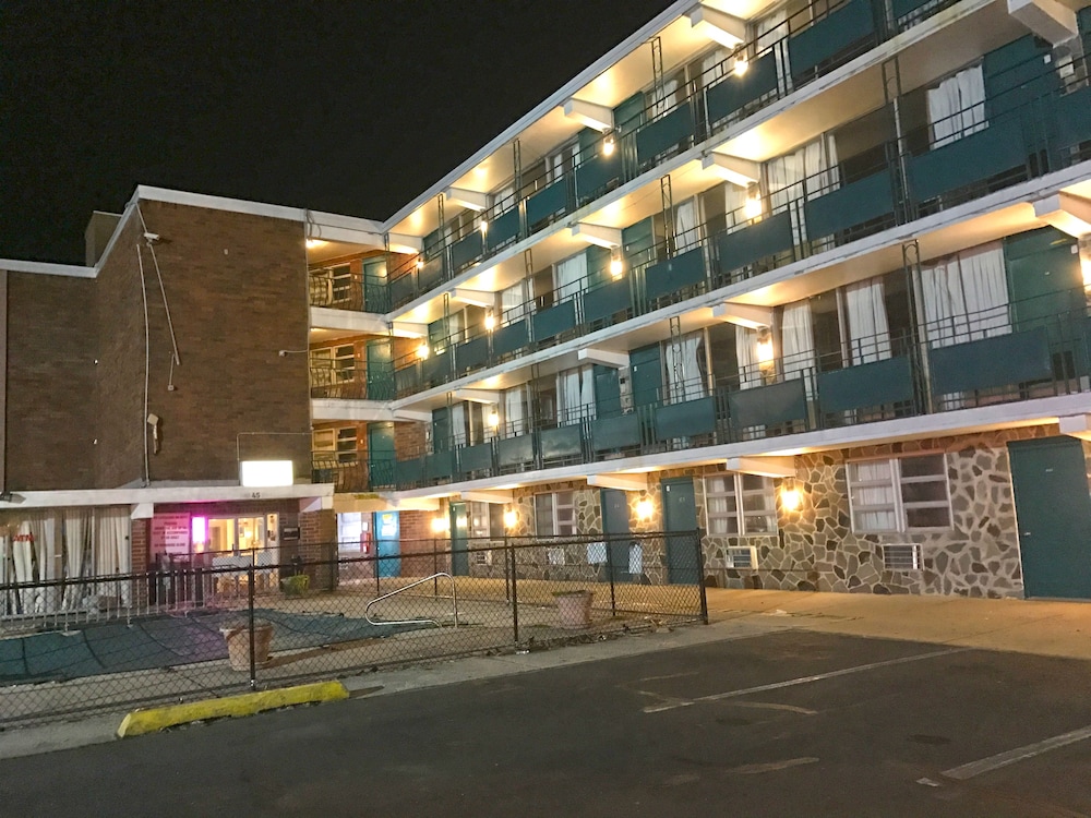 Skyview Manor Motel 8/54