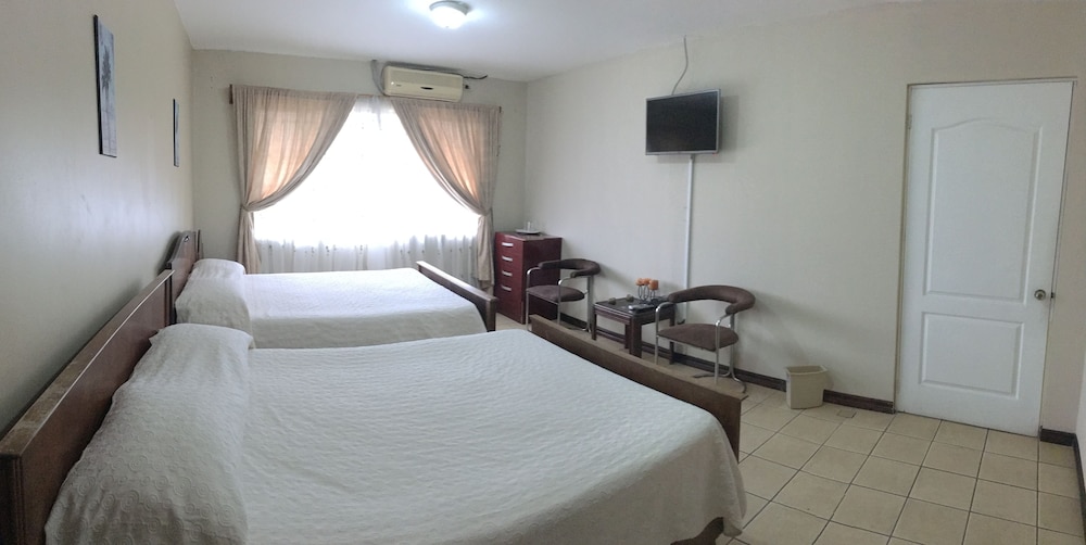 ROOM, QUADRUPLE